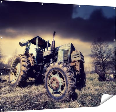 Gards Tuinposter Oude Tractor op het Grasveld - Trekker - 150x120 cm - Tuindoek - Tuindecoratie - Wanddecoratie buiten - Tuinschilderij