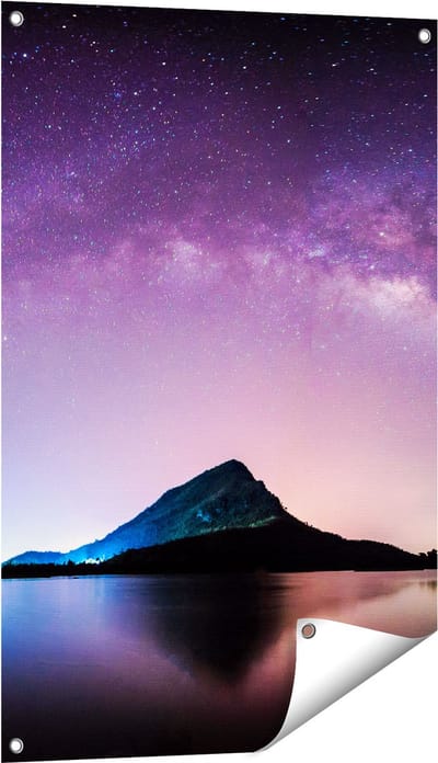 Gards Tuinposter Melkweg bij een Berg in Thailand - 60x90 cm - Tuindoek - Tuindecoratie - Wanddecoratie buiten - Tuinschilderij