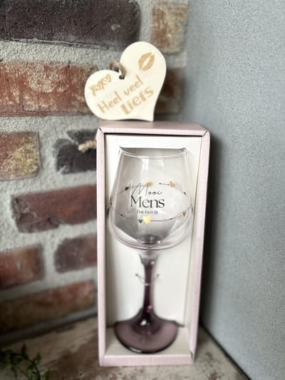 Creaties van Hier - Cadeau pakket Wijnglas met de tekst Mooi mens met houten hartje - 21 x 8,2 cm - Glas