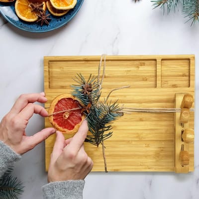 Candala Grote kaasplank en charcuteriebord cadeauset met messen & houder - Natuurlijk bamboe - Ideaal cadeau voor housewarming, verjaardag, Kerstmis, bruiloft