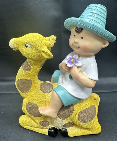 Decoratief polyresin dier "jongen op giraffe - meerkleurig - hoogte 16x13x10 cm - Woonaccessoires - Decoratieve beeldjes