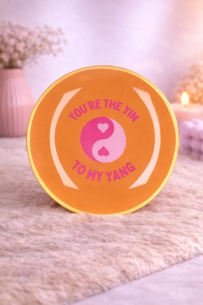 Glazen Bord ‘Yin & Yang Love’ | Viva Femme | Bord met tekst | Decoratie | Wonen | Cadeau | Spreukbord | Moederdag | Gebaksbord | Dessertbord | Liefde | Geluk | Verrassing