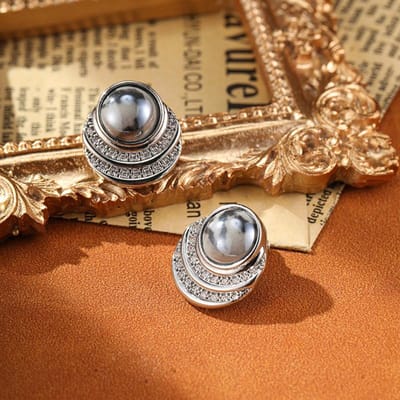 Retro Licht Luxe Eenvoudige En Overdreven Imitatie Parel Oorbellen Micro Ingelegde Zirkoon Dames Oorbellen beige