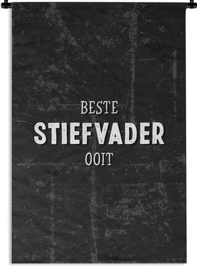 Wandkleed - Wanddoek - Vaderdag kados - Quote - Stiefvader - Beste stiefvader ooit - Spreuken - 90x135 cm - Wandtapijt - Vaderdag cadeautje - Cadeau voor vader en papa