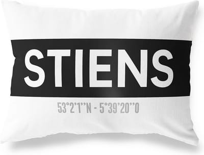 Tuinkussen STIENS - FRIESLAND met coördinaten - Buitenkussen - Bootkussen - Weerbestendig - Jouw Plaats - Studio216 - Modern - Zwart-Wit - 50x30cm