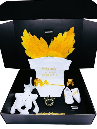 Kraamcadeau goud met romper, babysneakers, muziekmobiel en gouden baby vleugels- kan ook rechtstreeks als cadeau worden verstuurd