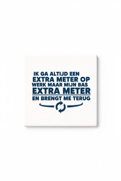 Grappige Nederlandse Werk Quote Keramische Tegel – “Extra Meter” Humor Design – Decoratieve Wandtegel Cadeau
