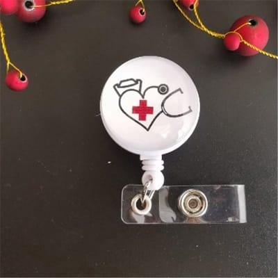 Akyol - Intrekbare badgehouder met trekkoord -afscheidscadeau voor verpleegkundige -cadeau voor verpleger -cadeau voor Verpleegkundige- verpleegkundige Badge Reel Clip Leuke Liefde Hart Stethoscoop Arts Student Ic Id-kaart Badge houder-