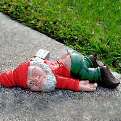Creatief dronken tuinkabouter voor buiten, kabouter van hars, tuindecoratie, grappig tuinbeeld, decoratie voor terras, balkon, cadeaus voor tuin of binnen