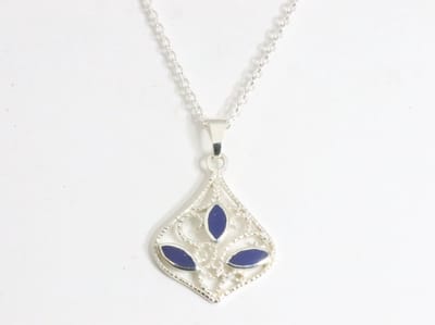 Fijne opengewerkte zilveren hanger met lapis lazuli aan ketting