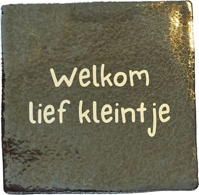 Hippe tegeltje met tekst: Welkom lief kleintje | Goud | Pastel beige | Gepersonaliseerde cadeau | Hippe Spreuktegel | Geboorte kindje | Kraamcadeau | Toffe spreuktegel