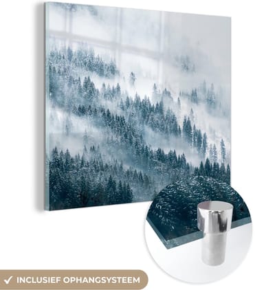MuchoWow® Glasschilderij 90x90 cm - Schilderij acrylglas - Winter - Mist - Bos - Sneeuw - Den - Foto op glas - Schilderijen