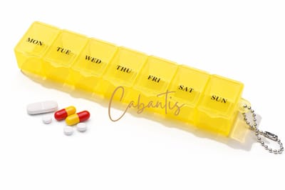 Cabantis® Week Pillendoos 7 Dagen – Compacte Pillen Organizer met Sleutelhanger – Dagelijkse Medicijndoos – 15 × 3 × 2,5 cm – Transparant Geel