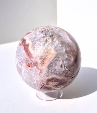 ThaleiaDesign – Roze Amethist maan op standaard - Edelstenen en Mineralen - Kristallen - Spiritualiteit - Woondecoratie - cadeau vrouw - chakra - meditatie - yoga - healing - interieur - druzy - statement piece - liefde -