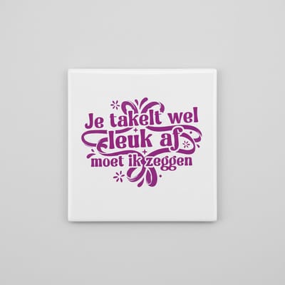 Speelse Compliment Quote Keramische Tegel “Je takelt wel leuk af, moet ik zeggen” – Grappige Tekst Wanddecoratie, Woondecoratie Tegel 15 x 15 cm