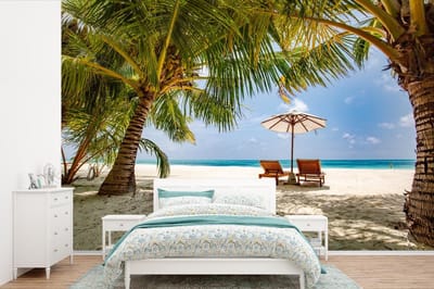 Behang - Fotobehang Strandstoel - Parasol - Palmboom - Breedte 450 cm x hoogte 300 cm