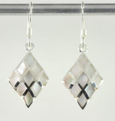 Ruitvormige zilveren oorbellen met parelmoer