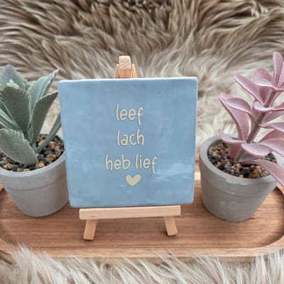 CreaCraft - Robuust Wenstegeltje – leef lach heb lief - Handmade – Hip trendy tegeltje – Tegeltje met Spreuk – Housewarmingcadeau of zomaar – Keramiek – 10x10 cm – Wanddecoratie –Sfeervol en Persoonlijk - Vriend(in) – Trendy nu – Origineel cadeau