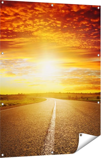 Gards Tuinposter Zonsondergang Over de Weg met een Rode Lucht - 90x120 cm - Tuindoek - Tuindecoratie - Wanddecoratie buiten - Tuinschilderij