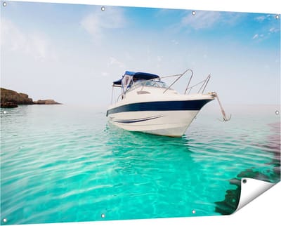 Gards Tuinposter Motorboot aan het Strand met Blauw Water - 150x100 cm - Tuindoek - Tuindecoratie - Wanddecoratie buiten - Tuinschilderij