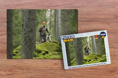 Puzzel Een vrouw loopt met een jachthond door het bos - Legpuzzel - Puzzel 1000 stukjes volwassenen