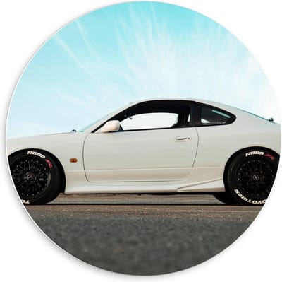 Forex Wandcirkel - Gave Witte Auto - 60x60cm Foto op Wandcirkel (met ophangsysteem)