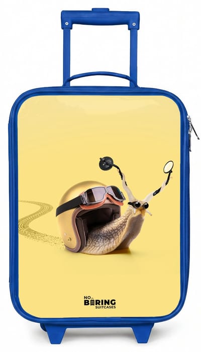 NoBoringSuitcases.com® - Kinderkoffer blauw - Kindertrolley jongen - Slak met motorhelm - Koffer kind lichtgewicht - Reiskoffer trolley voor kinderen - Koffertje met lichtgevende wieltjes - Rolkoffer