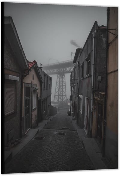 Dibond –Mistige Straat aan de Haven– 100x200cm Foto op Aluminium (Met Ophangsysteem)