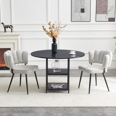 Tafel- en stoelenset: Ronde eettafel van 107 cm met dubbel opbergvak + 2 lichtgrijze eetkamerstoelen met bloemenprint op de rugleuningen van gestructureerde stof. Industriële stijl set, ideaal voor kleine appartementen.