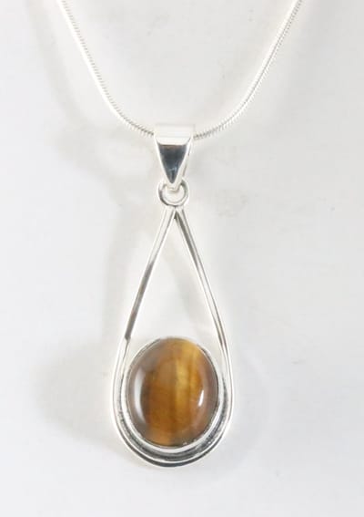 Zilveren hanger met tijgeroog aan ketting