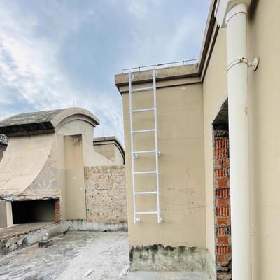 Vluchtladder Zware Uitvoering - Klimladder Buitenmuur - Stapelbed Klimmen - Met Extra Loopvlak - Tot 252cm Hoogte - Zwart