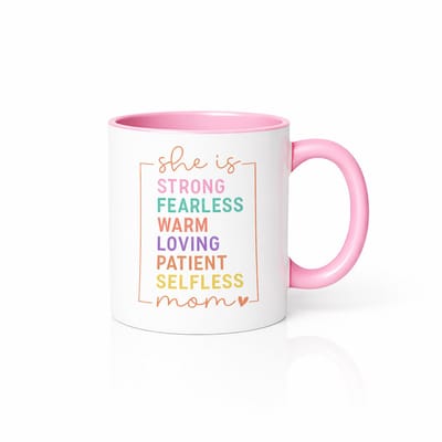She Is Strong Fearless Warm Loving Mom Koffiemok - Inspirerend Moederdag Cadeau - Roze/Wit - 330 ml