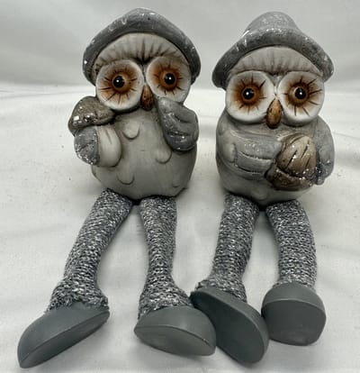 Kerstbeeldjes uiltjes met beentjes - Set van 2 stuks - grijs & glitters - Keramiek - hoogte 11x7x7cm - Kerstdecoratie - Woonaccessoires
