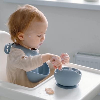 Baby Kommetje met Zuignap Incl. Lepel - Kinderkom, Kinderbord, Babybord, Kinderservies, Baby Servies, Babybestek - 100% Siliconen - Magnetron, Oven, Vriezer en Vaatwasserbestendig - Blauw
