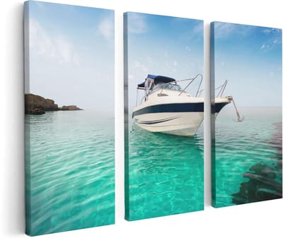 Artaza Canvas Schilderij Drieluik Motorboot aan het Strand met Blauw Water - 120x80 - Foto Op Canvas - Canvas Print