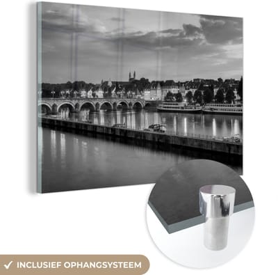 MuchoWow® Glasschilderij 120x80 cm - Schilderij acrylglas - Lucht boven de Nederlandse stad Maastricht - zwart wit - Foto op glas - Schilderijen
