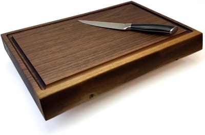 & Boards, Snijplank uit één massief stuk notenhout, 45x30cm, 46mm dik, voorzien van sapgoot, behandeld met Tung olie, prachtige natuurlijke boomkant. Incl. antislipdopjes