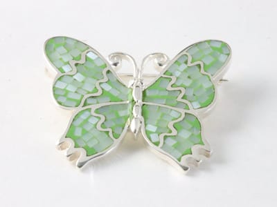 Zilveren vlinder broche met groene parelmoer