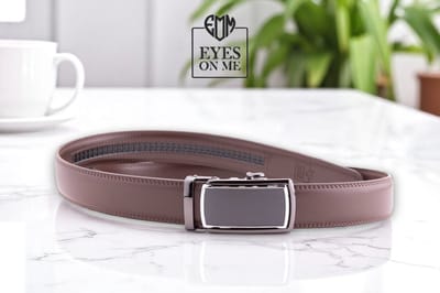 Bruine 150 cm lange lederen riem zonder gaatjes met automatische gesp voor heren met een maatje meer ( Model L031 )