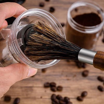 Premium espressomachine reinigingsborstel - natuurlijke everzwijnharen - walnoothouten handvat