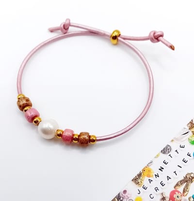 Jeannette-Creatief® - Zoetwaterparels - Armband met Roze Leer Zoetwaterparel - Matubo Beads & RVS Gouden Kralen - Dames Armband - Armband met Schuifknoop - Leren Armband - Roze Armband - Armband - Armband met Parel - Valentijn - Moederdag