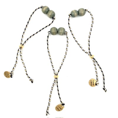 Luna-Leena duurzame armband - grijs - L28cm - gerecycled - houten kralen van bestaande kettingen uit Nepal - one size 14+ - handgemaakt in Nepal - bracelet grey - trendy - feestje - voor elke dag - vintage look - accessoire - cadeau - sieraad
