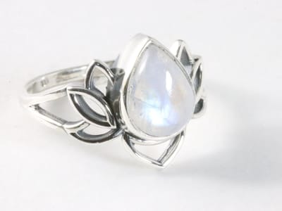 Opengewerkte zilveren lotus bloem ring met regenboog maansteen - maat 15.5
