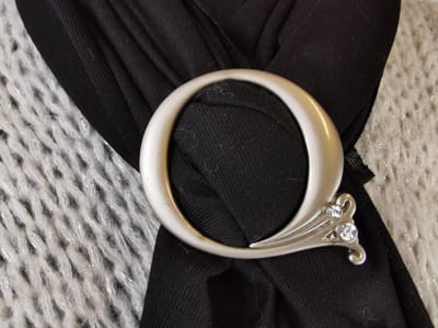 Sjaal ring, Parel zilver trompet model met 2 kristal steentjes. handige ring voor - Sjaal - Sarong - omslagdoek vast te zetten zonder gaatjes maken.