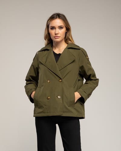 Korte gewatteerde trenchcoat met dubbele knopenrij, zijzakken en een uitlopende achterkant