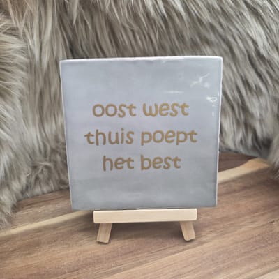 Robuust wenstegeltje “oost west thuis poept het best” – 10x10 cm – Humoristische Wanddecoratie & Cadeau – Cadeau vrienden,zomaar – Humor tegeltje - Grappige tekst – WC decoratie humor – Trendy nu – Decoratief Tegeltje met Standaard – Cadeau Idee