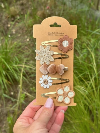 Haarspeldjes voor meisjes en baby's - Haarknipjes - Haarclips - Haarknipjes bloem bruin - Nude haarknipjes - Kraamcadeau - Haarknipjes witte bloem - handgemaakte haaraccessoires - Cadeautje - Naturel kleuren