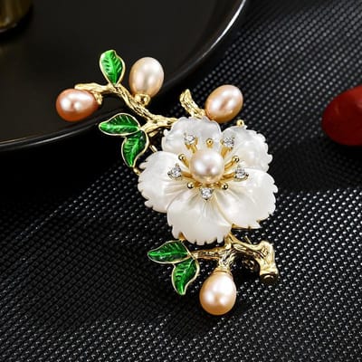 Nouvelle Broche Rétro Luxueuse pour Femme Perle de Simulation Fleur Élégante Tempérament Accessoires de Vêtements Occidentaux Cadeaux de Fête white