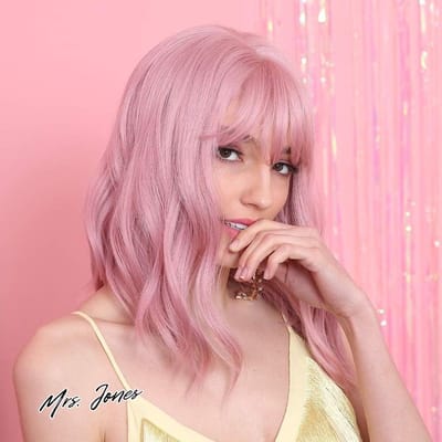 Mrs. Jones 14 inch korte krullende roze bob pruiken voor vrouwen hoogwaardige synthetische pruiken met pony - haarstijlen - haarverzorging .