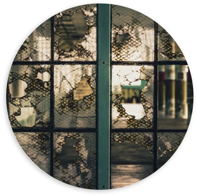 Forex Wandcirkel - Kapotte Ruitjes in Woning - 100x100cm Foto op Wandcirkel (met ophangsysteem)